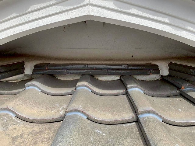 加古川市の日本家屋にて金属部分が見えていた谷板金の下塗り作業を実施！防錆力を高めていきます